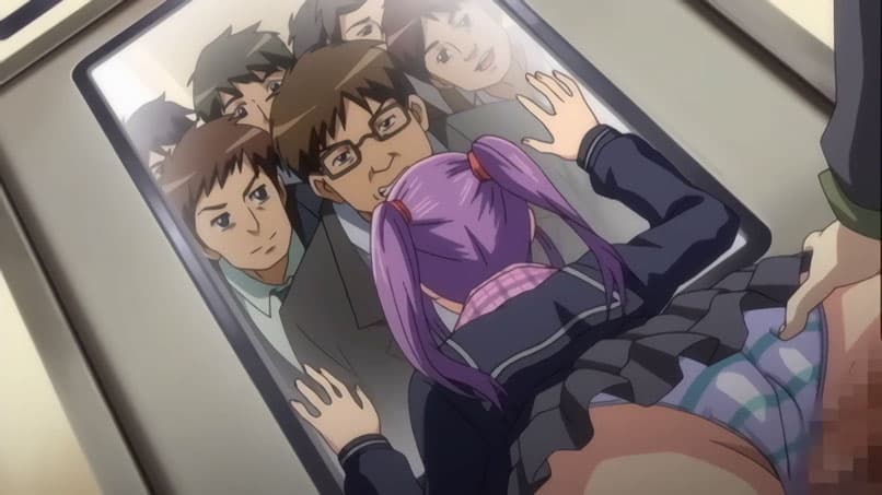 【エロアニメ】周りのみんなが全部見ているのに、電車内でマンコにチンポ挿入されて悦んでる巨乳JK、余計に興奮しちゃう！